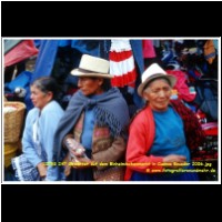 12753 247 Gesichter auf dem Einheimischenmarkt in Cuenca Ecuador 2006.jpg